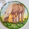 Ezüstsörény, lovas selyem ablakkép, Dekoráció, Otthon, lakberendezés, Kép, Selyemfestés, 20 cm átmérőjű drótra feszített 100% selyem ablakkép, szalag felfüggesztéssel.
Ablakba, falra akaszt..., Meska