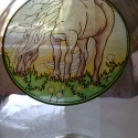 Ezüstsörény, lovas selyem ablakkép, Dekoráció, Otthon, lakberendezés, Kép, Selyemfestés, 20 cm átmérőjű drótra feszített 100% selyem ablakkép, szalag felfüggesztéssel.
Ablakba, falra akaszt..., Meska