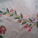 Kalocsai mintás selyemsál, Ruha, divat, cipő, Magyar motívumokkal, Női ruha, Selyemfestés, 40x150 cm 100% selyemsál.
A fehér háttérből kiragyognak a kalocsai motívum-világra jellemző élénk sz..., Meska