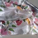 Kalocsai mintás selyemsál, Ruha, divat, cipő, Magyar motívumokkal, Női ruha, Selyemfestés, 40x150 cm 100% selyemsál.
A fehér háttérből kiragyognak a kalocsai motívum-világra jellemző élénk sz..., Meska