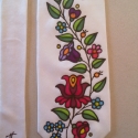 Kalocsai mintás nyakkendő, Férfiaknak, Magyar motívumokkal, Selyemfestés, 100% selyem nyakkendő.
Elegáns,különleges viselet minden alkalomra.
A selymes fényű fehér háttér és ..., Meska