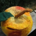 A nap utolsó sugarai egy barackban, Dekoráció, Otthon, lakberendezés, Tárolóeszköz, Nemezelés, Nemezelt barack-tároló, méretei:magassága: kb:10 cm+a szára ami 4cm, szélessége:kb: 13 cm, a száj át..., Meska