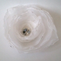 AKCIÓ!! Fehér organza kitűző, Dekoráció, Ékszer, óra, Bross, kitűző, Most akciós áron tiéd lehet ez a szép fehér organza kitűző, amit kékes gyöngyök ékesíten..., Meska