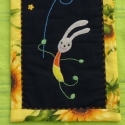 Nyuszis textilkép, Bútor, Baba-mama-gyerek, Otthon, lakberendezés, Hímzés, Nemezelés, 21 cm x 32 cm

Lányom rajza alapján. Szerintem egy nagyon vidám és cuki rajz: nyuszinak nyuszilufija..., Meska