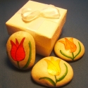 Tulipánok, Otthon, lakberendezés, Dekoráció, Húsvéti mindenféle, Tavaszváró tulipánokat festettem, kézzel, akrillal ezekre a kavicsokra.
Ajándékkísérőnek és asztali ..., Meska