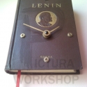 Egy elvtárs, akin nem fog az idő aranyfoga - falióra Lenin bestsellerből, Ékszer, óra, Otthon, lakberendezés, Falióra, Újrahasznosított alapanyagból készült termékek, Papírművészet, Lenin összes műveinek egyik kötetéből a sok közül lett újra hasznossá téve ez a falióra. A könyv 195..., Meska