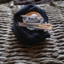 Fekete rózsa kitűző, Ékszer, óra, Bross, kitűző, Varrás, Fekete rózsa kitűző vagy hajcsat.

Átmérője kb. 4cm
magassága kb. 2,5cm
, Meska