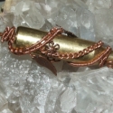 Winchester  vadásztöltény hüvely és a béke -medá /steampunk/, Ékszer, óra, Férfiaknak, Medál, Ékszerkészítés, Töltényhüvely ékszer.
Elég nagy ez a Winchester vadásztöltény hüvely amelyet betekertem. Kb 5 cm
Igy..., Meska