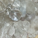 Hegyikristály golyó, Ékszer, óra, Medál, Nyaklánc, Ékszerkészítés, 14-15 mm-es hegyikristály golyó medál, ezüstözött dróttal láncon. A drót speciális bakelit kalapáccs..., Meska
