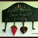 Festett tulipános kulcstartó, Otthon, lakberendezés, Magyar motívumokkal, Konyhafelszerelés, Famegmunkálás, Festett tárgyak, Kézzel festett  kulcstartó, Isten hozott felirattal
méretei:22cmx11.5cmx1.8cm
Kérheted más színben,é..., Meska
