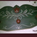 Festett tulipános fogas, Bútor, Magyar motívumokkal, Famegmunkálás, Festett tárgyak, Festett népi fogas törölköző tartó
Méretei:30cmx12cmx8cm
Kérheted más színben és mintával is,..., Meska