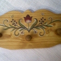Festett tulipános fogas, Bútor, Magyar motívumokkal, Famegmunkálás, Festett tárgyak, Festett népi fogas törölköző tartó
Méretei:30cmx12cmx8cm
Kérheted más színben és mintával is,..., Meska