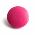 Pink kitűző, Ékszer, óra, Bross, kitűző, Pink színű textilbőr kitűző.

A gomb mérete 25 mm, sárgaréz színű kitűzőalapra van rögzítve...., Meska