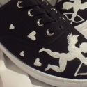 Cupidoshoe - kézzel festett cipő, Ruha, divat, cipő, Képzőművészet , Cipő, papucs, Textil, Festett tárgyak, A cipőre textil festék segítségével, kézzel festve kerül fel a minta.

A cipő színét illetően előzet..., Meska