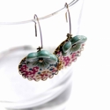 Lila kert - design ékszer - fülbevaló, Ékszer, óra, Fülbevaló, A fülbevaló a következő anyagokból készült: 

* fehér Liberty London textil kék és lila virágokkal 
..., Meska
