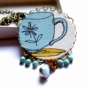 Tea - textilékszer - nyaklánc, Ékszer, óra, Nyaklánc, A nyaklánc a következő anyagokból készült:

* sárgaréz filigrán alap
* fehér alapon türkiz teáscsész..., Meska