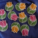 Színes tulipános csomag, Dekoráció, Ünnepi dekoráció, Dísz, 5-6 cm-es színes, mázas tulipánok, 10 db/ csomag.

Celofánba csomagolva, selyemszalaggal megkötve po..., Meska