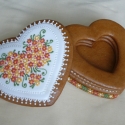 Színes apró virágos mézeskalács doboz, Dekoráció, Dísz, Ünnepi dekoráció, 18x20x7 cm-es színes apró virágos szív alakú doboz.
Különleges ajándék Anyák napjára, ballagásra, né..., Meska