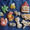 Szutyejev: Miau meseillusztrációja, Dekoráció, Baba-mama-gyerek, Dísz, A 11 darabos, különböző méretű írókás, mázas figurák Szutyejev: Miau című mese figuráit és helyszíné..., Meska