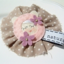 Pöttyös macibábus - kitűző, Ékszer, óra, Bross, kitűző, Hímzés, Varrás, Kislányoknak és anyukáknak egyaránt :))

Átmérője 8 cm.

Hátul kitűzőalappal., Meska