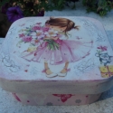 Doboz kis hercegnőknek, Otthon, lakberendezés, Tárolóeszköz, Doboz, Decoupage, szalvétatechnika, Festészet, Tündéri kislány díszíti a doboz tetejét, körülötte repesztést alkalmaztam. 
Ékszer, hajcsatt és más ..., Meska