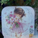 Doboz kis hercegnőknek, Otthon, lakberendezés, Tárolóeszköz, Doboz, Decoupage, szalvétatechnika, Festészet, Tündéri kislány díszíti a doboz tetejét, körülötte repesztést alkalmaztam. 
Ékszer, hajcsatt és más ..., Meska