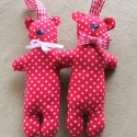 Macis kulcstartó, Baba-mama-gyerek, Táska, Dekoráció, Ruha, divat, cipő, Varrás, 12 cm magas piros pöttyös kulcstartó, ami nem csak kulcstartó. Lehet táskán dísz  vagy zsinóron nyak..., Meska