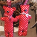 Macis kulcstartó, Baba-mama-gyerek, Táska, Dekoráció, Ruha, divat, cipő, Varrás, 12 cm magas piros pöttyös kulcstartó, ami nem csak kulcstartó. Lehet táskán dísz  vagy zsinóron nyak..., Meska