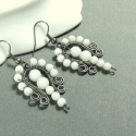 Fehér tulipán fülbevaló ezüstözött antikolt Swarovski ékszer, Ékszer, óra, Magyar motívumokkal, Fülbevaló, Ékszerkészítés, Fémmegmunkálás, A fülbevaló tulipánt motívumát a kalocsai motívumunk ihlette.

Ezüstözött drótból hajlítottam és  fe..., Meska