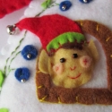 Áfonyás- manós gomba névtábla, Dekoráció, Baba-mama-gyerek, Gyerekszoba, Dísz, Gyöngyfűzés, Varrás, Somi számára készült ez a névtábla. Egy kis manócska ő, aki a házikóból kinéz. A sapkáján egy kis cs..., Meska