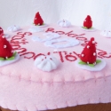 Epres- csokis születésnapi torta, filc süti, Játék, Dekoráció, Férfiaknak, Baba, babaház, Hímzés, Varrás, Mert nem csak a 20 éveseké a világ...
Kedves ismerősöm számára készült el a névre szóló epres-csokis..., Meska