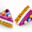 Színes cukorkás szülinapi torta fülbevaló, Színes cukorkás szülinapi tortaszelet alakú ki