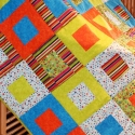 Ablakmintás  vékony patchwork takaró, Otthon, lakberendezés, Lakástextil, Patchwork, foltvarrás, Termék mérete: 165cmx140cm
Anyaga 100% pamut (beavatott patchwork anyagok), közbélés vékony vlies.
F..., Meska