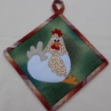 Edényfogó, Otthon, lakberendezés, Konyhafelszerelés, Lakástextil, Edényfogó, Varrás, Patchwork, foltvarrás, Tyúkos applikációval készített 21x21 cm-es felakasztható edényfogó. Pamut anyagból, a két réteg közö..., Meska