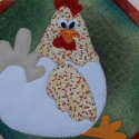 Edényfogó, Otthon, lakberendezés, Konyhafelszerelés, Lakástextil, Edényfogó, Varrás, Patchwork, foltvarrás, Tyúkos applikációval készített 21x21 cm-es felakasztható edényfogó. Pamut anyagból, a két réteg közö..., Meska