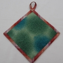 Edényfogó, Otthon, lakberendezés, Konyhafelszerelés, Lakástextil, Edényfogó, Varrás, Patchwork, foltvarrás, Tyúkos applikációval készített 21x21 cm-es felakasztható edényfogó. Pamut anyagból, a két réteg közö..., Meska
