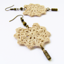 Vintage stílusú fülbevaló - ekrü, Ékszer, óra, Fülbevaló, Bross, kitűző, Nyaklánc, Saját tervezésű, horgolt fülbevaló a következő anyagokból készült:

-ekrü színű fonal, keményített,
..., Meska