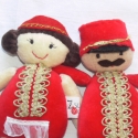 Menyecske, Játék, Magyar motívumokkal, Baba, babaház, Plüssállat, rongyjáték, Baba-és bábkészítés, Varrás, ...mert a huszár nem maradhat kedves nélkül ;)
Teste plüssből készült,arany színű paszománnyal, apró..., Meska