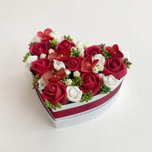 Szív virágdoboz piros rózsás, Otthon & Lakás, Dekoráció, Virágdísz és tartó, Virágbox, virágdoboz, Virágkötés, Kis elegáns szív alakú virágbox, mely piros habrózsákból, rezgőből és apró levélkékből készült. Any..., MESKA