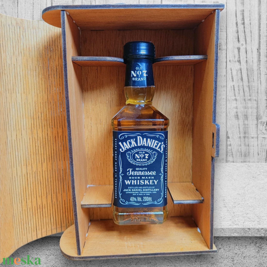 Lézervágott Whiskey Tartó Ajándékdoboz - Jack Daniel's Design - esküvő - emlék & ajándék - doboz - Meska.hu Lézervágott Whiskey Tartó Ajándékdoboz - Jack Daniel's Design - esküvő - emlék & ajándék - doboz - Meska.hu