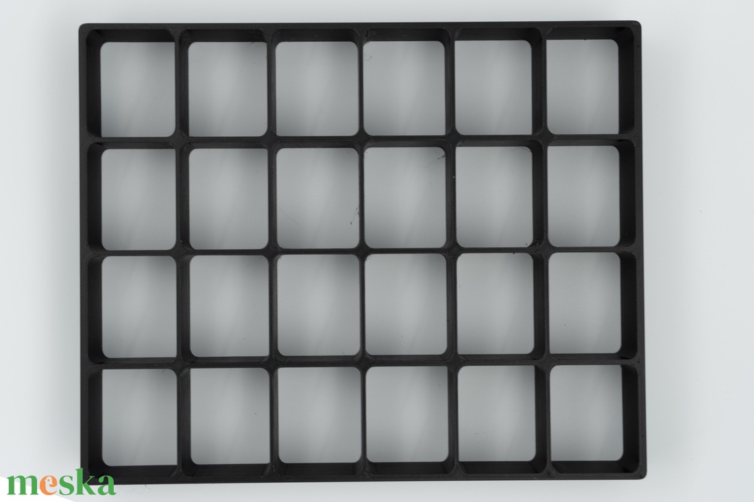 Kinder Joy figura tartó  - kellékek & szerszámok - dekorációs kellékek - figurák - Meska.hu