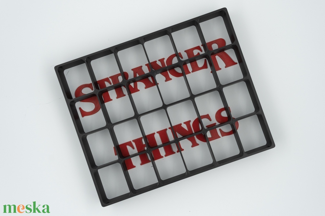 Stranger Things Kinder Joy figura tartó - kellékek & szerszámok - dekorációs kellékek - figurák - Meska.hu