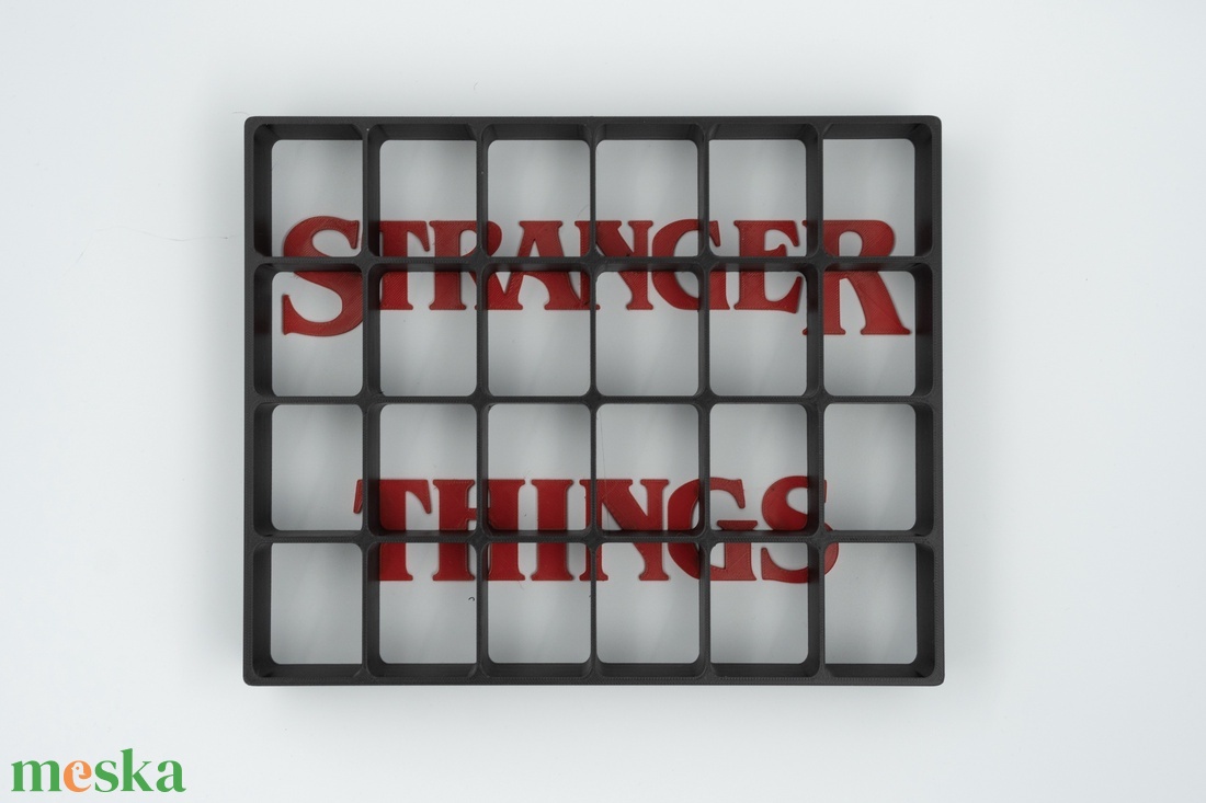 Stranger Things Kinder Joy figura tartó - kellékek & szerszámok - dekorációs kellékek - figurák - Meska.hu