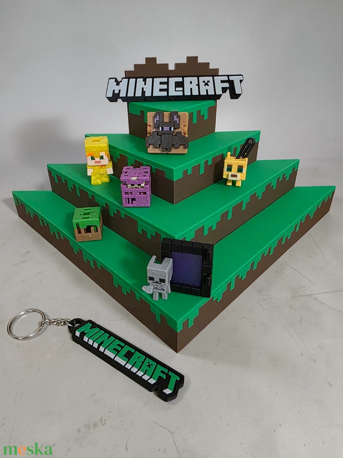 Minecraft kinder joy figura tartó ajándék kulcstartóval - otthon & életmód - tárolás & rendszerezés - íróasztali tároló - Meska.hu