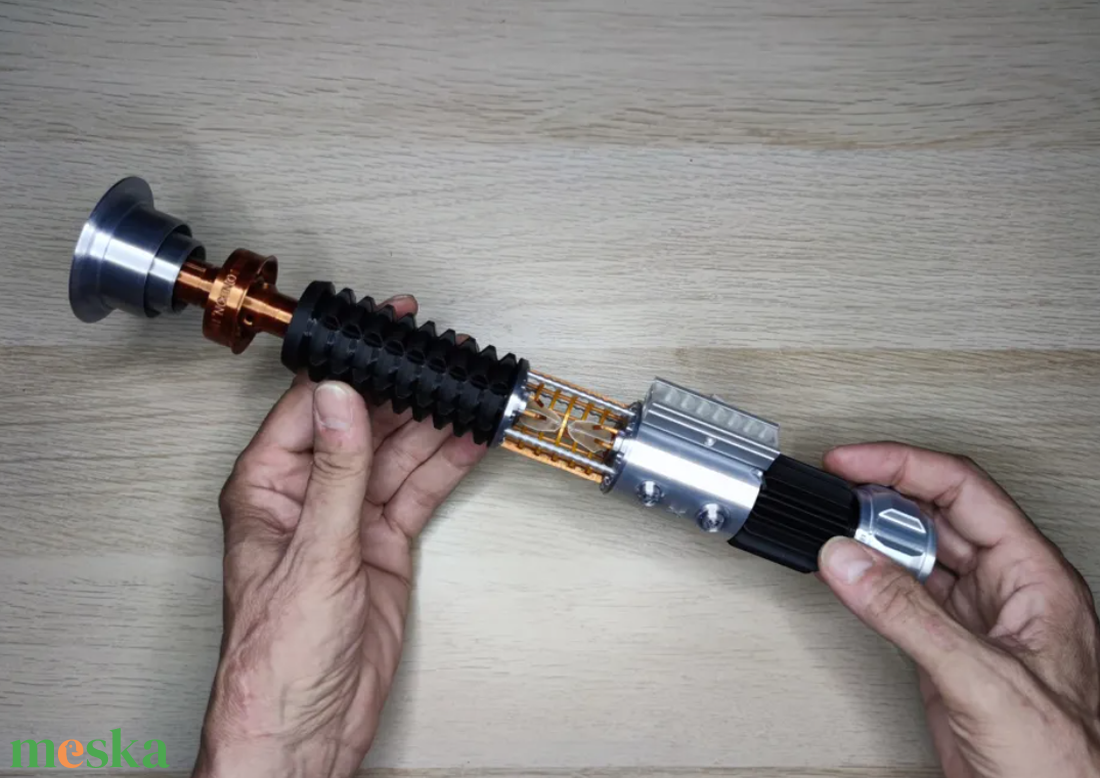 Obi-Wan Kenobi fénykard replika  Egy új remény  kinyitható kristálykamrával, állvánnyal - otthon & életmód - dekoráció - dísztárgy - Meska.hu