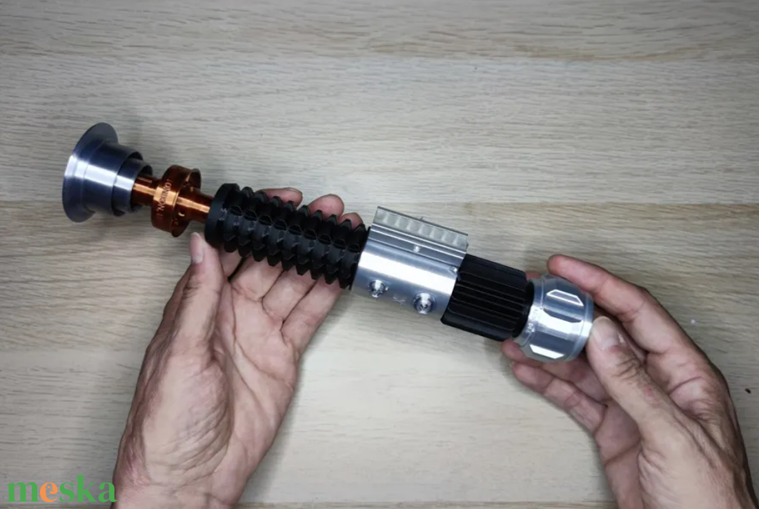 Obi-Wan Kenobi fénykard replika  Egy új remény  kinyitható kristálykamrával, állvánnyal - otthon & életmód - dekoráció - dísztárgy - Meska.hu