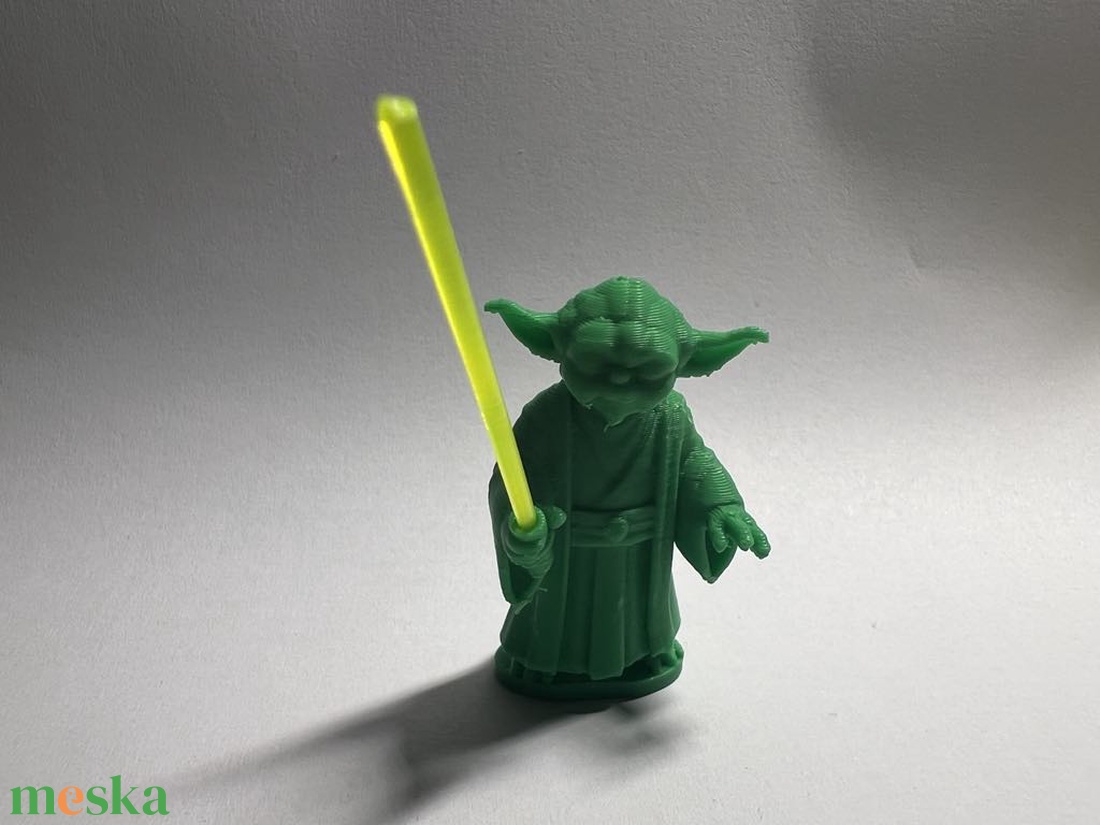 Master Yoda minifigura  világító fénykarddal - kellékek & szerszámok - dekorációs kellékek - figurák - Meska.hu