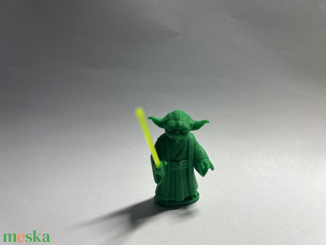 Master Yoda minifigura  világító fénykarddal - kellékek & szerszámok - dekorációs kellékek - figurák - Meska.hu