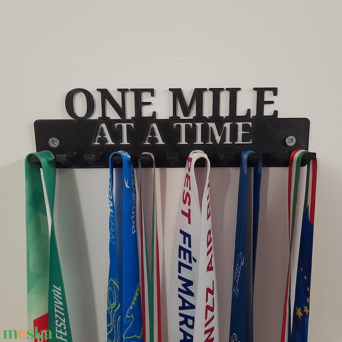 Fali érem tartó díj akasztó egyedi tervezéssel 11 db-os - ONE MILE AT A TIME - játék & sport - sport és kikapcsolódás - más játékok, sportok - Meska.hu Fali érem tartó díj akasztó egyedi tervezéssel 11 db-os - ONE MILE AT A TIME - játék & sport - sport és kikapcsolódás - más játékok, sportok - Meska.hu