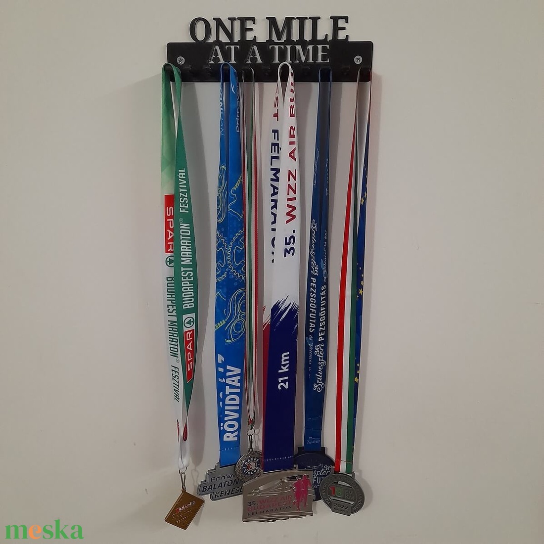 Fali érem tartó díj akasztó egyedi tervezéssel 11 db-os - ONE MILE AT A TIME - játék & sport - sport és kikapcsolódás - más játékok, sportok - Meska.hu Fali érem tartó díj akasztó egyedi tervezéssel 11 db-os - ONE MILE AT A TIME - játék & sport - sport és kikapcsolódás - más játékok, sportok - Meska.hu